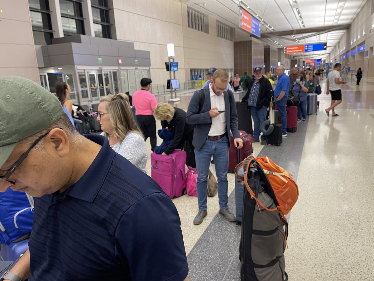 AeroNews's tweet photo. @JetBlue Massive line keeps growing at UNSTAFFED @JetBlue counter where people are nervous about their flights. JetBlue customer service line was no help. #jetbluefail https://t.co/Wns7fs012m