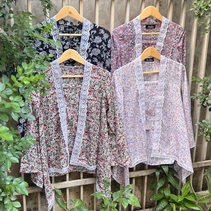 shopwithdiyan's tweet photo. Look at these floral kebaya everyone! So cutee, ada detailing lace. I want it in all colour😤 https://t.co/RlS7zElKXJ