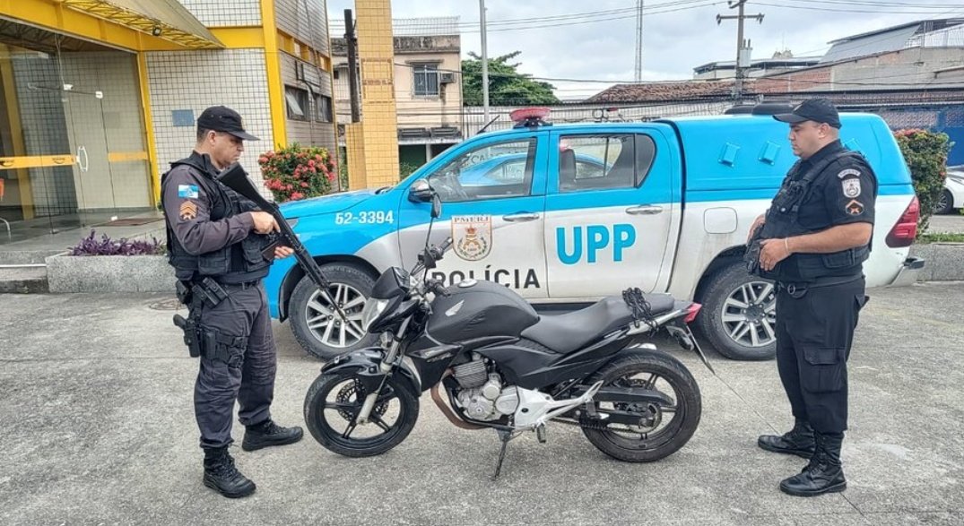 NotciasRio1's tweet photo. Motocicleta ostentando placa com numeração inelegível foi apreendida por nossos policiais da #UPP Fazendinha, nesta quarta-feira, durante abordagem realizada na Estrada Adhemar Bebiano, #Inhauma. https://t.co/e29rhrrO9i