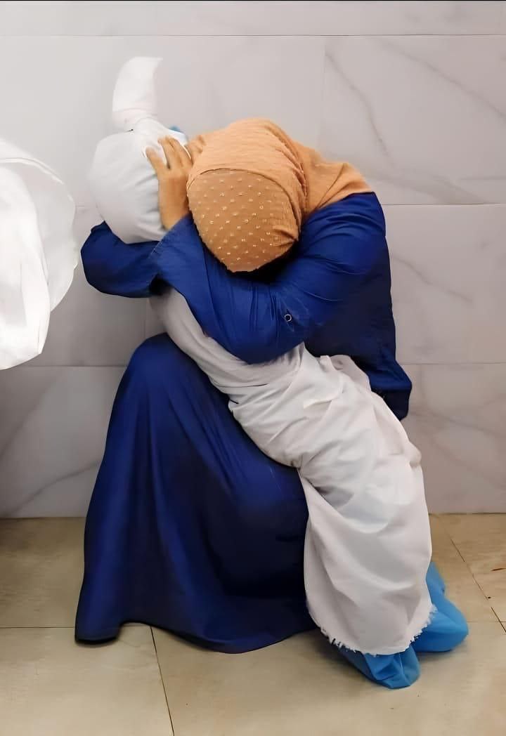 عن ابن عباس أنه قال: قنت رسول الله صلى الله عليه وسلم شهراً متتابعاً في الظهر والعصر والمغرب والعشاء والصبح في دبر كل صلاة إذا قال: سمع الله لمن حمده من الركعة الأخيرة، يدعو عليهم، يدعو على حي من بني سليم، على رعل وذكوان وعصية، ويؤمن من خلفه
ويشرع للمنفرد