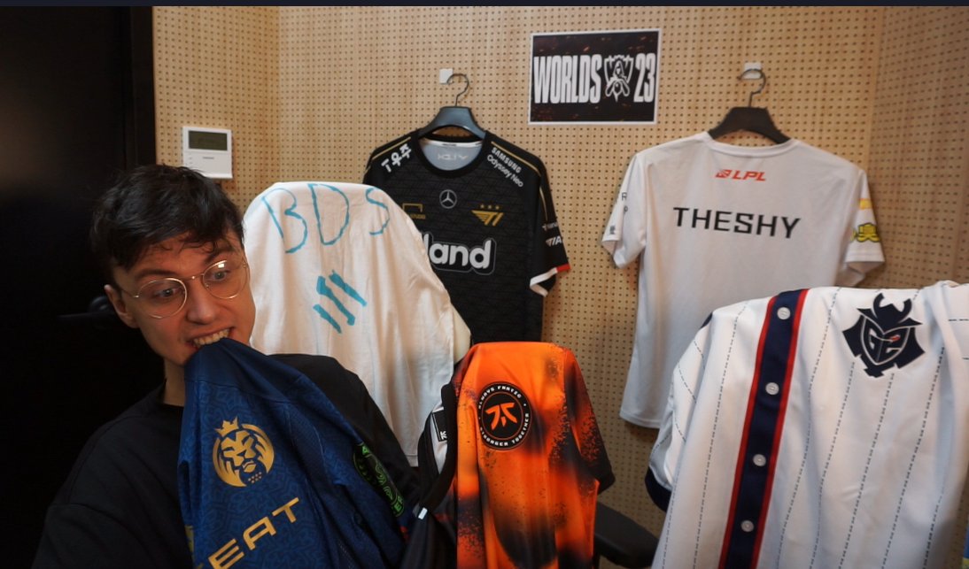 Caedrel's tweet image. THE TIME HAS COME

THE BEGINNING OF THE END - WORLDS 2023 SWISS STAGE STARTS RIGHT FUCKING NOW

6 TEAMS TO BE BIASED TOWARDS - 8 GAMES TO WATCH TODAY - 4 WEEKS OF GAMEPLAY TO SEE THE SHY LIFT THE TROPHY

GET THE FUCK IN HERE twitch.tv/caedrel