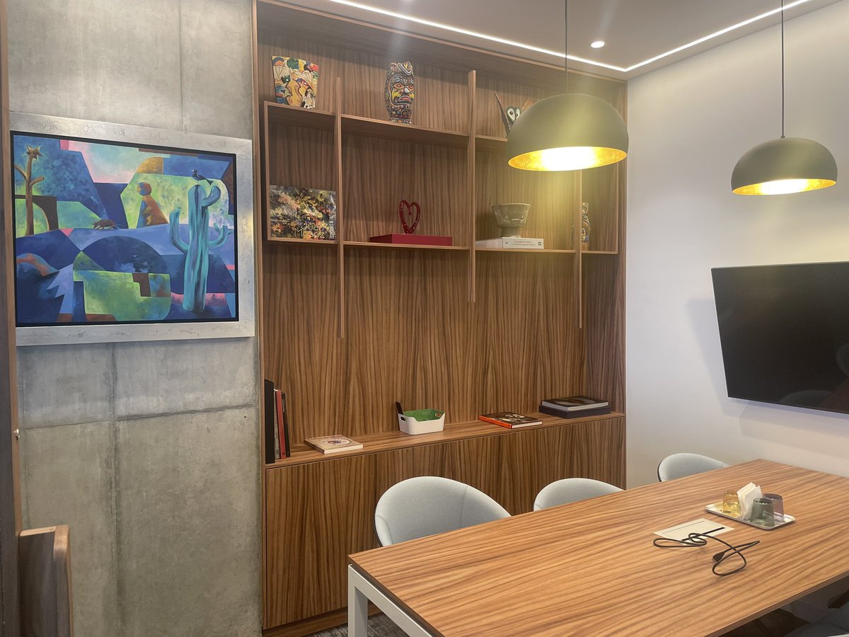 Disfruta de una de nuestras hermosas salas de trabajo, aquí en nuestro coworking boutique.