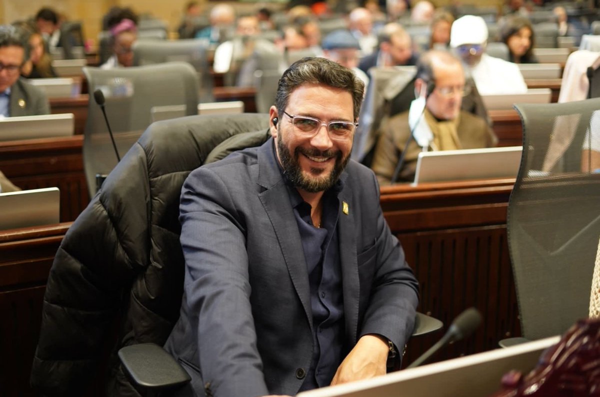 Agmeth Escaf y los Congresistas del Pacto Histórico celebran haber aprobado un presupuesto nacional de 506 billones de pesos, el más grande en la historia de Colombia. El Pacto es derroche histórico. Más contraticos, más burocracia, más corrupción. Los comunistas van sin piedad a