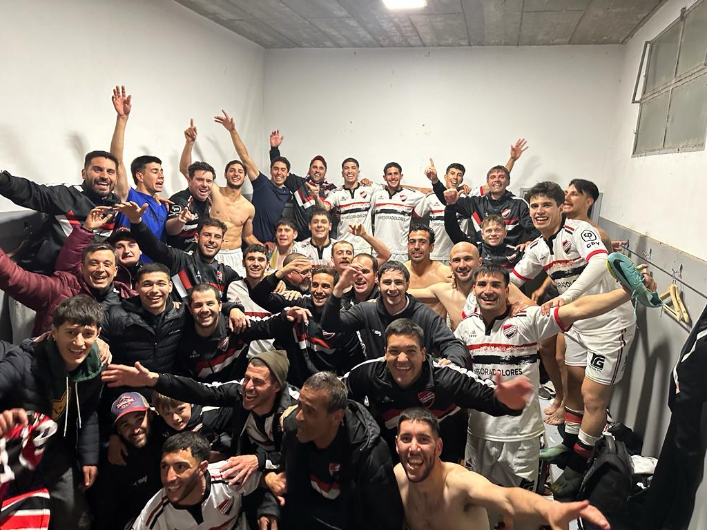 barracasdolores's tweet image. #CopaUruguay🇺🇾 GANO BARRACAS!!! La historia la escriben los valientes!! Lo merecemos en los 90, lo ganamos en los penales!! @FitoSosa1 gigante atajo tres yen el último @MatiStirbulo6 nos hizo delirar. 
A festejar!!!
#VamosCerealeros
🔴⚪⚫