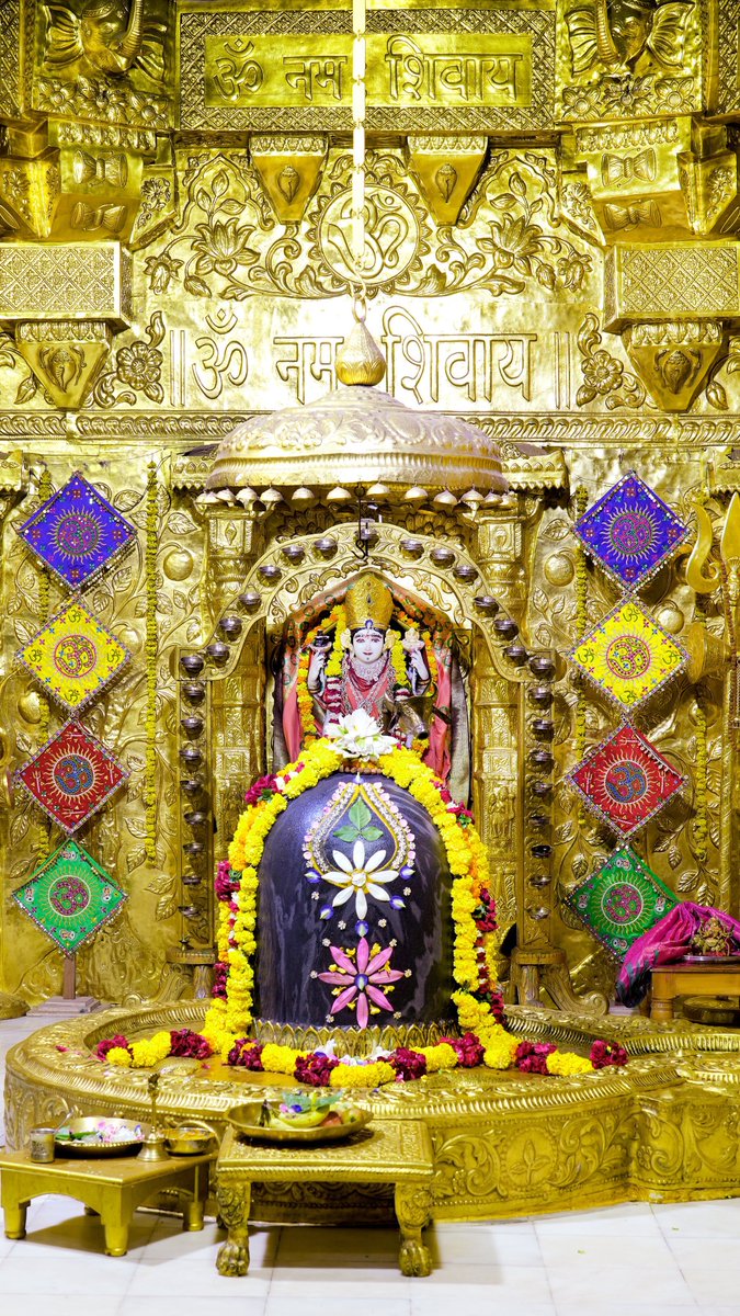 श्री सोमनाथ ज्योतिर्लिंग जी के आज के  मंगला शृंगार आरती दिव्य दर्शन 19.10.2023