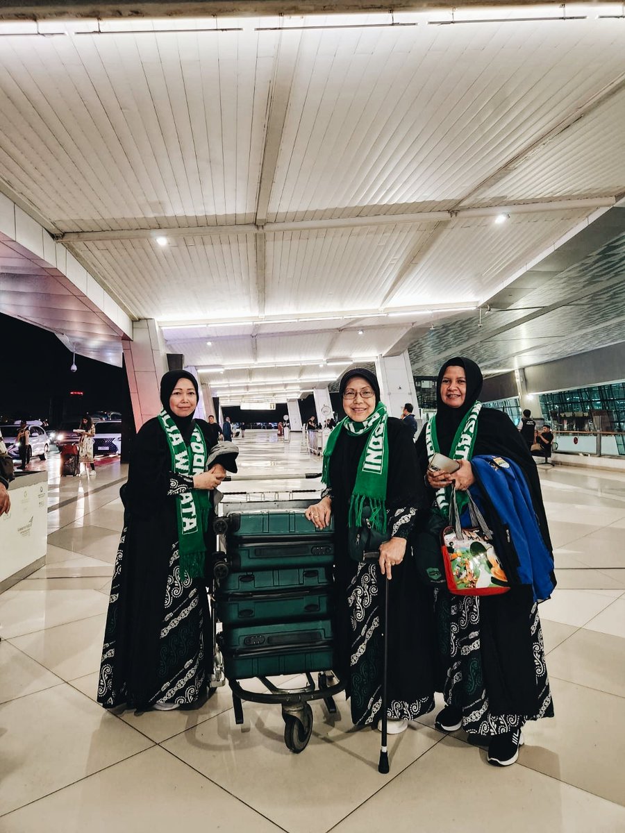 Bukan saya yang kuat, tapi doa ibu yang hebat. Selamat menjalankan ibadah umroh, tak lupa jaket Persib kebanggannya selalu bersama ❤️