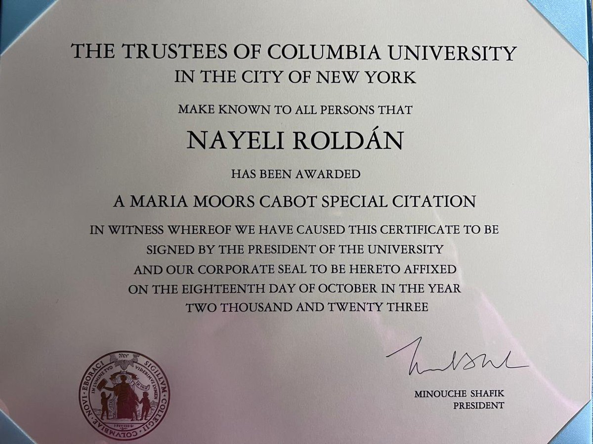Pajaropolitico's tweet photo. La escuela de periodismo de la Universidad de Columbia le entregó el premio Maria Moors Cabot a @nayaroldan, periodista de Animal Político. ¡Felicidades, Nayeli! 👩🏻‍🎓🎉 https://t.co/IppBxQCwbn