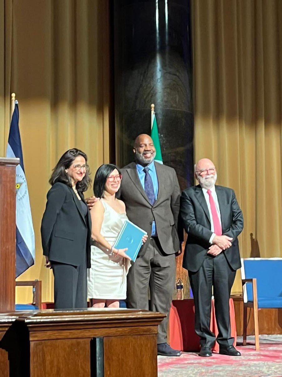 Pajaropolitico's tweet photo. La escuela de periodismo de la Universidad de Columbia le entregó el premio Maria Moors Cabot a @nayaroldan, periodista de Animal Político. ¡Felicidades, Nayeli! 👩🏻‍🎓🎉 https://t.co/IppBxQCwbn