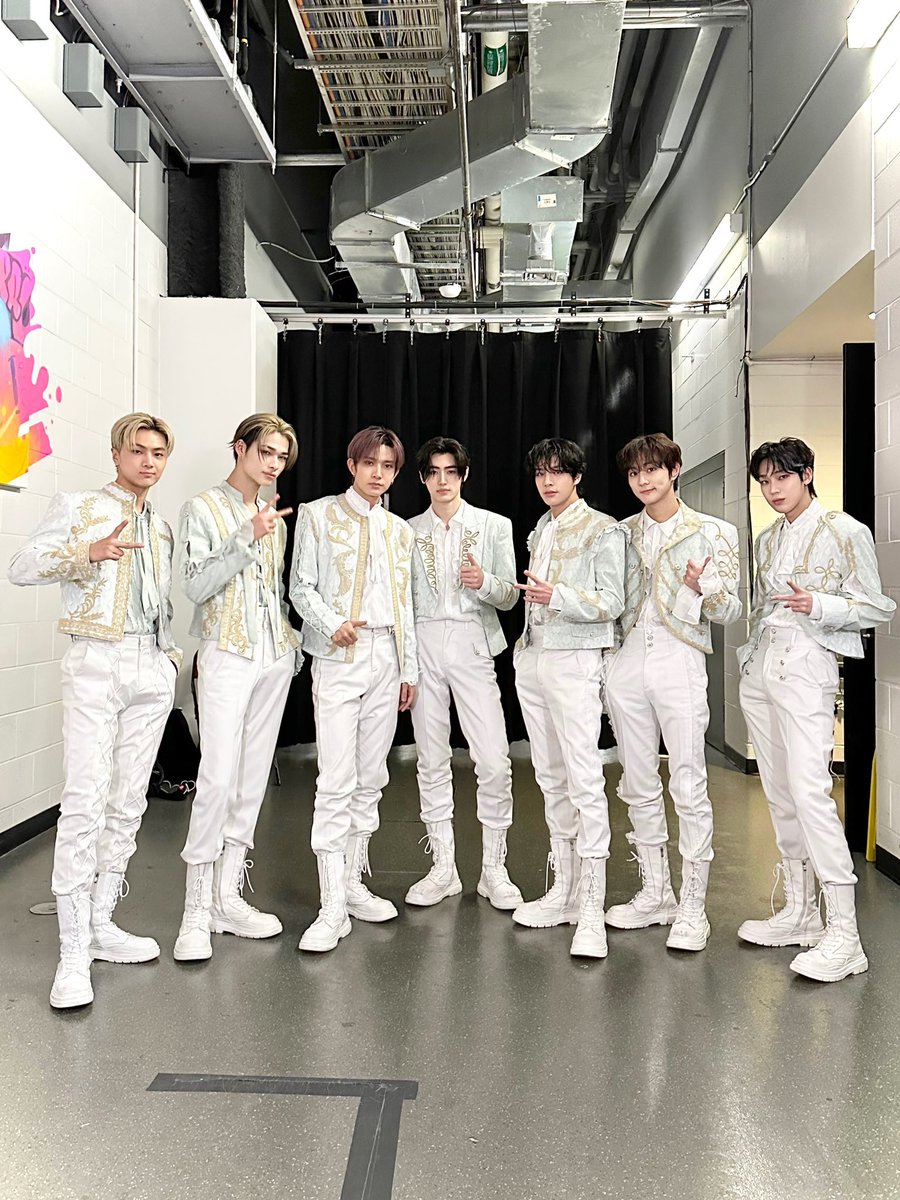 ENHYPEN's tweet photo. [#오늘의ENHYPEN] Your enthusiastic cheers and all that energy had us on cloud nine! Can't wait to see you all again tomorrow! 😉 #EN_FATE #231018 @ FATE in NEWARK @PruCenter https://t.co/w1II5AtVAl