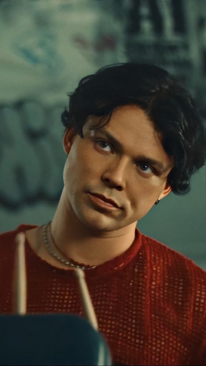 JEMlLYPRENTISS's tweet photo. old me mv ashton >>>>> https://t.co/eY2vjLhWKn