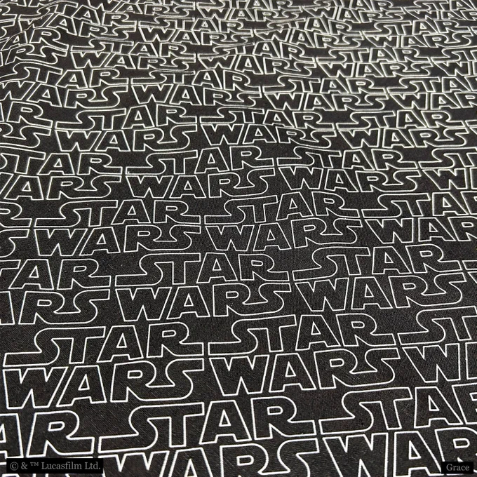 【<STAR WARS> Scarf  】-EAT SNACK-「スターウォーズ」のロゴを敷き詰めた「スターウォーズ」に溢れたデザイン一角にレイアウトされたもぐもぐタイム中の「グローグー」がワンポイントでキュートシンプルで使いやすい一枚です#ディズニー #Disney #スターウォーズ #starwars #grogu 