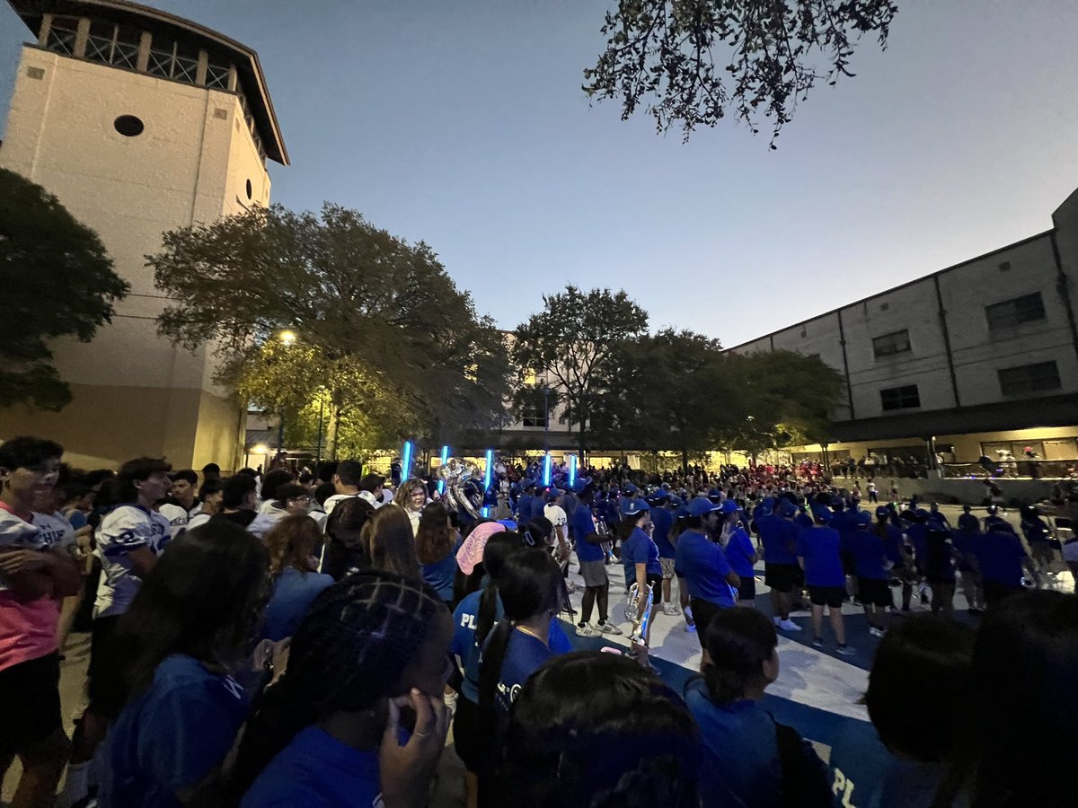 MacBrahmaSports's tweet photo. HOCO Night Pep Rally: 𝙒𝙝𝙖𝙩 𝙖 𝙣𝙞𝙜𝙝𝙩!! https://t.co/qxz4y47CZZ