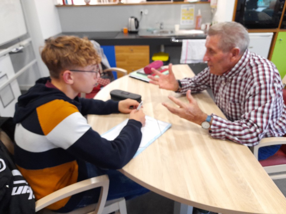 Encore un bel après-midi d'échange intergénérationnel entre une dizaine de volontaires de 3e de Louis Merle et les résidents de l'EHPAD dans le cadre du projet A la croisée des mémoires. #climatscolaire #parcourscitoyen cc <a href="/DSDEN79/">DSDEN Deux-Sèvres</a> <a href="/DeuxSevres/">79 le Département</a>