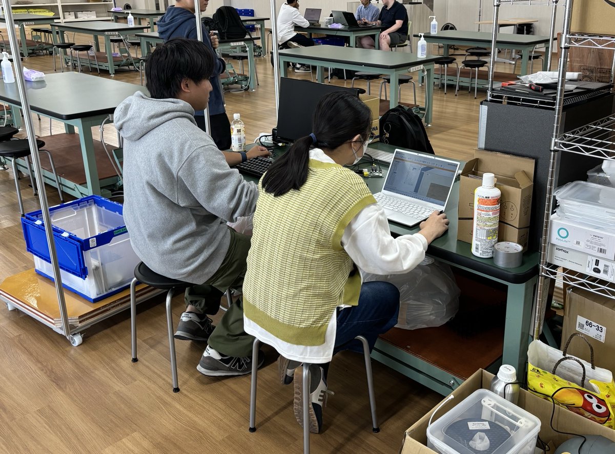 kuas_e's tweet photo. こんにちは。CSP（キャップストーンプロジェクト）事務局です！
プレキャップストーンの中間発表会に向けて準備している様子です。中間発表まで残り２週間となりました。
それぞれの課題解決に向けて、チーム一丸となって一生懸命取り組んでいます！
※3～4枚目 実験台のペットボトルは実験用です https://t.co/fiZI4e3G4w