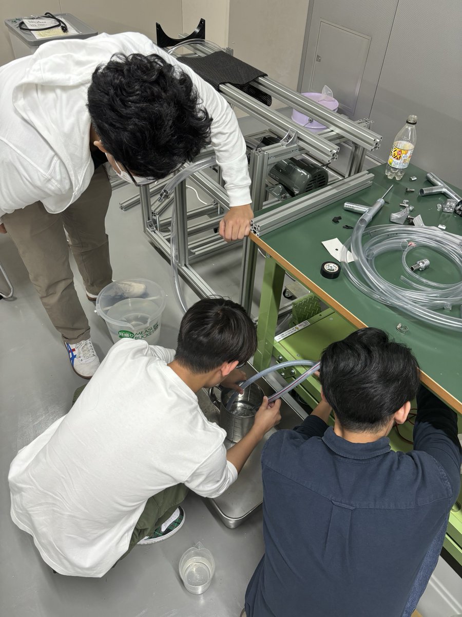 kuas_e's tweet photo. こんにちは。CSP（キャップストーンプロジェクト）事務局です！
プレキャップストーンの中間発表会に向けて準備している様子です。中間発表まで残り２週間となりました。
それぞれの課題解決に向けて、チーム一丸となって一生懸命取り組んでいます！
※3～4枚目 実験台のペットボトルは実験用です https://t.co/fiZI4e3G4w