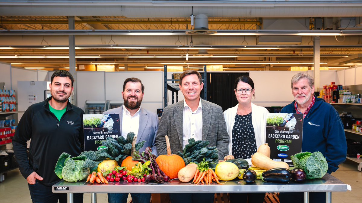 This week, the 2023 Backyard Garden Program wrapped up with a donation of produce grown by 2,500 Brampton residents to @RegenBrampton and @Knights_Table to help members of the community experiencing food insecurity.   Thank you to program participants and City partners, the