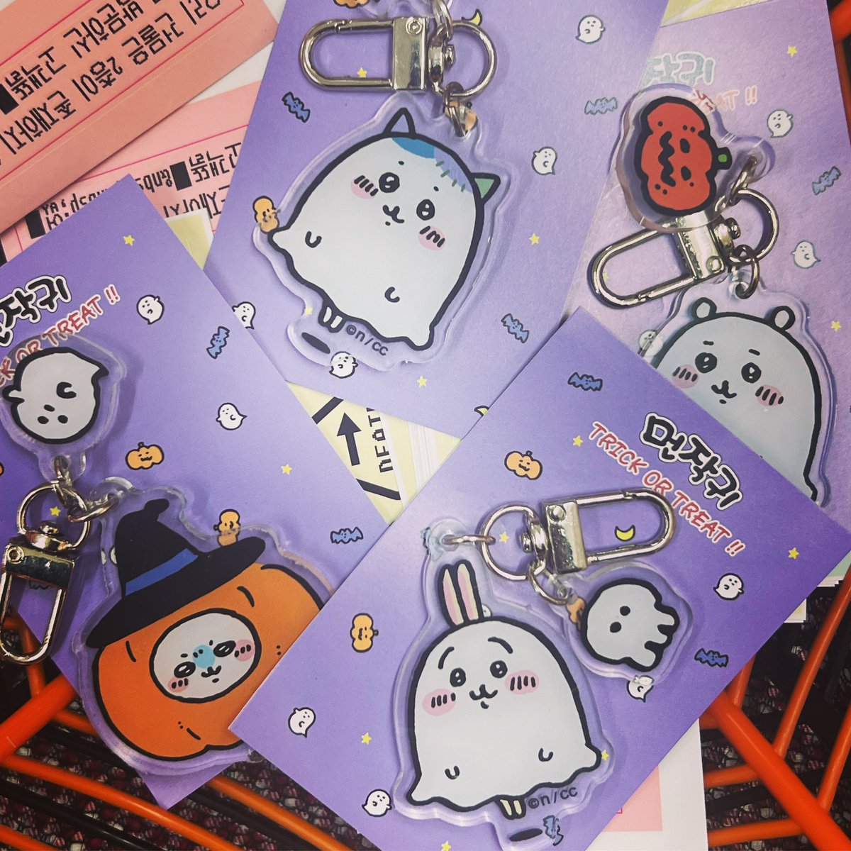 yondo_official's tweet photo. 👻연도마켓 할로윈 온오프라인에서 선행 판매합니다👻

✨담곰이 할로윈 키링도 판매해요✨ https://t.co/QKZQZ7wAfO
