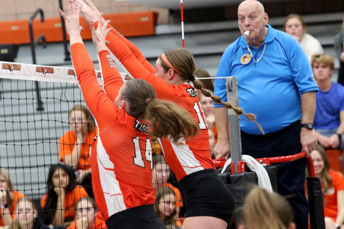 Up official seems to be in awe of how high <a href="/taylorsluka/">Taylor</a> got on that block attempt #DoaneVB