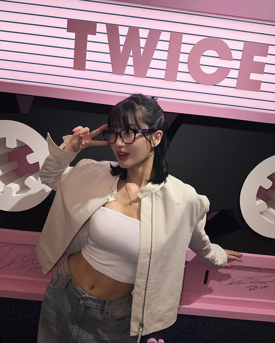 SubjectKpop's tweet photo. Momo's Instagram update

"Took photo awkwardly with me🐻🤍"

#TWICE #트와이스 @JYPETWICE https://t.co/ZdXFT5EpUd