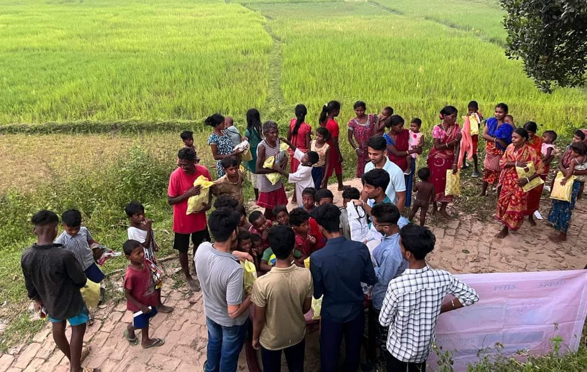 shubhsriabvp's tweet image. त्रिपुरा प्रदेश में दुर्गा पूजा के पावन पर्व पर स्टुडेंट्स फॉर सेवा के माध्यम से चंडीपुर नगर इकाई (उनाकोटी जिला) द्वारा मूर्तिचारा चाय बागान के श्रमिकों के बीच नए वस्त्र वितरण कर सेवा कार्य को और आगे ले जाने का कार्य किया ।

#SFSTripura
#StudentsForSeva