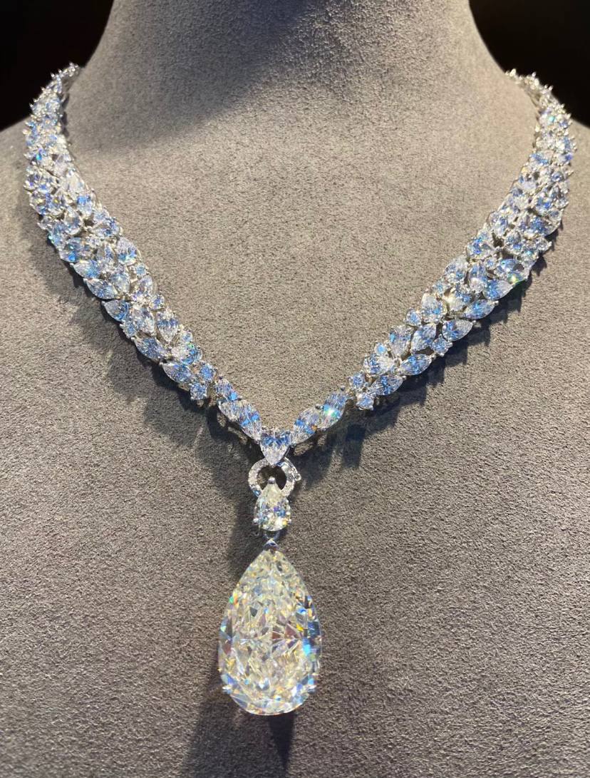 This diamond necklace not only represents elegance and preciousness today, but also symbolizes eternal elegance and pricelessness.