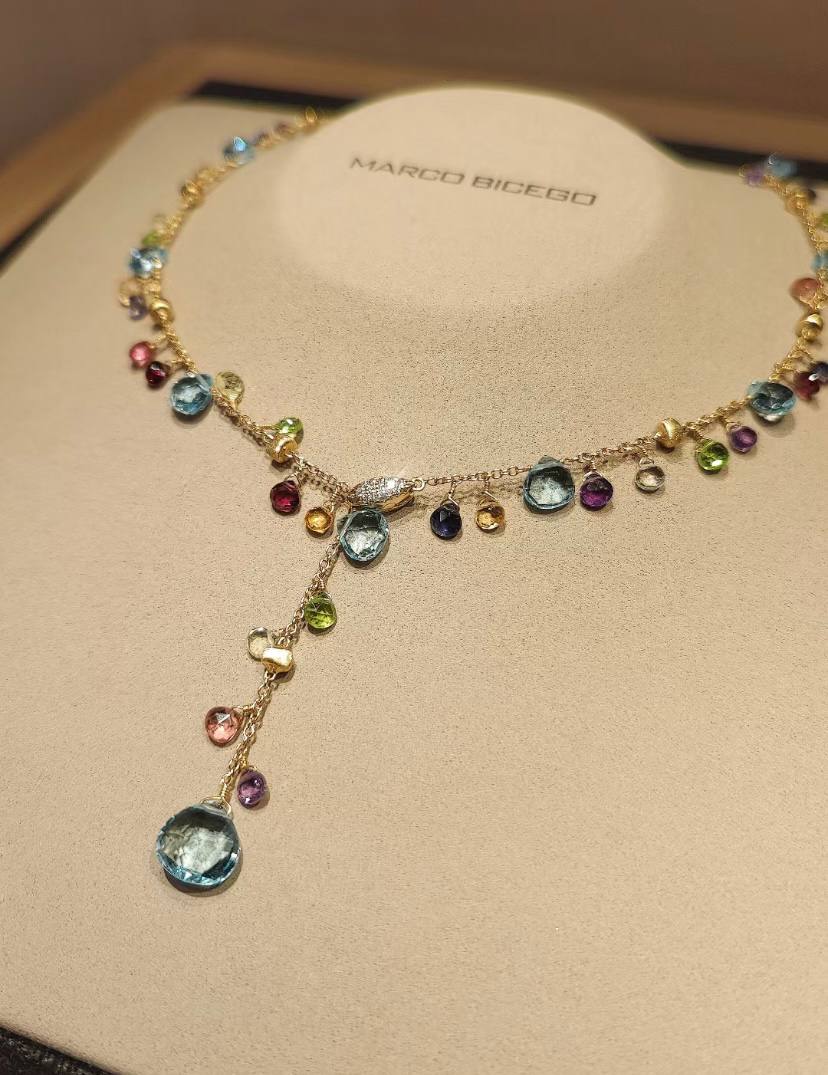 The necklace from Italian handmade jewelry brand Marco Bicego can be adjusted to any length according to your daily wear. It is elegant and dazzling.