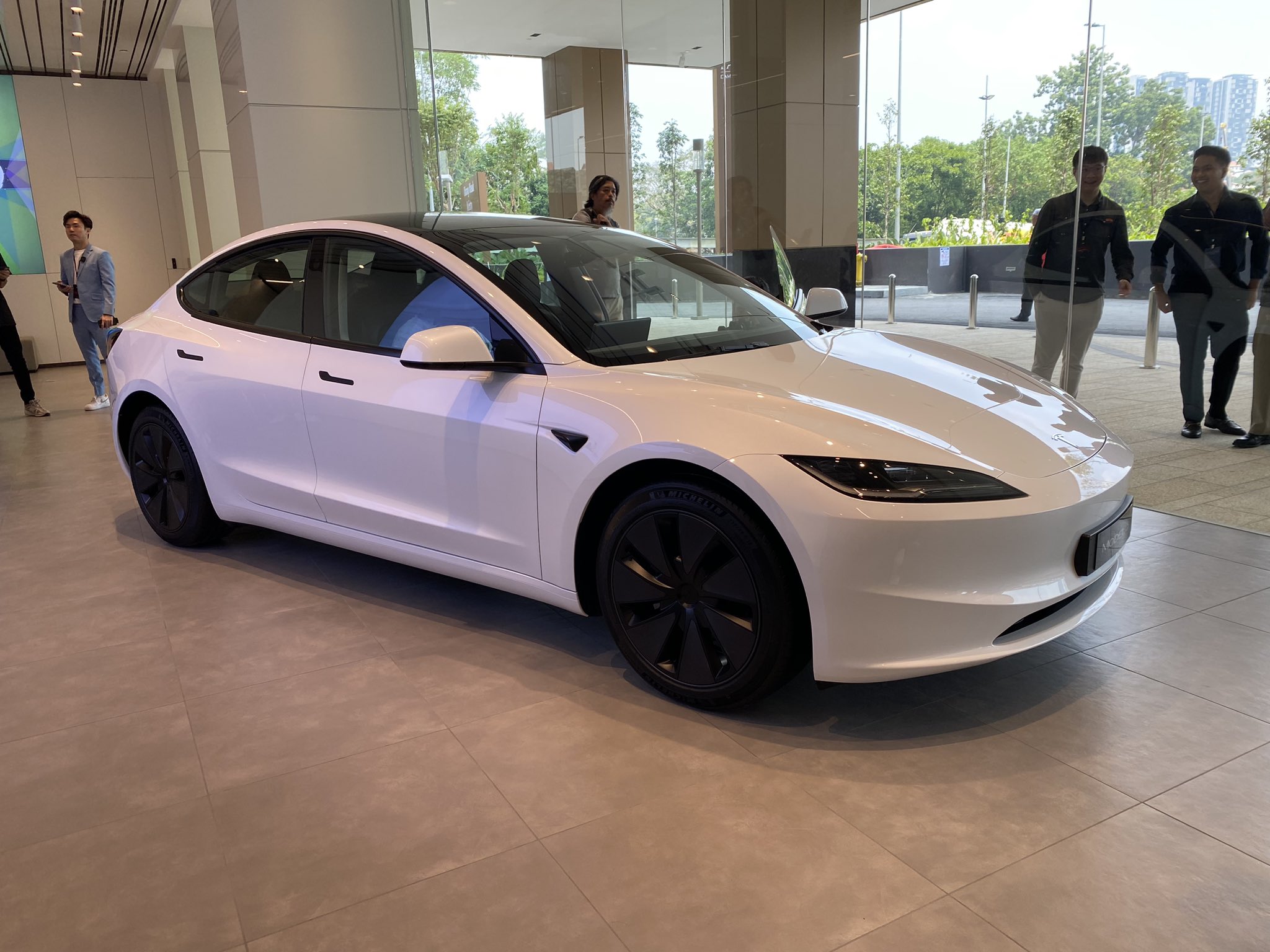 Model 3 pearl white outlet