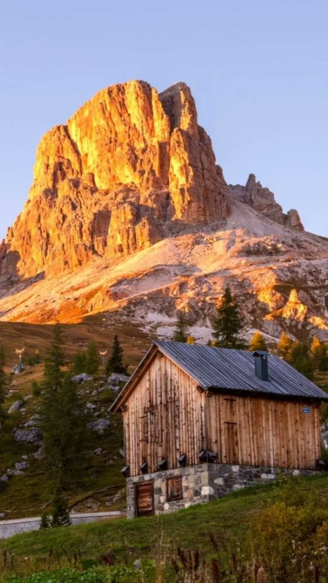Autumn, the season of colours
#collesantalucia #dolomiti #dolomites #averau #redmountain
#sunset #sunsetphotography