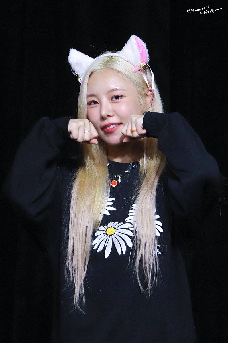 mmmooleftright's tweet photo. 231015 메이크스타 팬싸인회

수줍은 휘인고양이❤️

#마마무 #MAMAMOO
#휘인 #WHEEIN https://t.co/E2d8CH7Whr