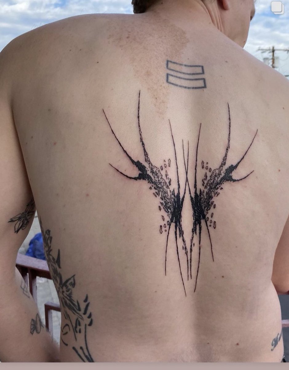 Holy shit Billie Eilish got a back tattoo from the same guy that did mine.