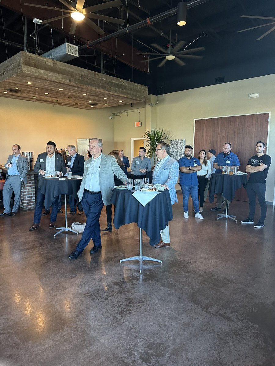AvatarMSP's tweet photo. Another awesome event hosted by @AvatarMSP featuring thought leader Devlin Liles dispelling what #AI isn’t while running attendees through a bootcamp for ‘real world’ applicability for use cases that can be applied within their businesses quickly and easily. https://t.co/A7vtiQ537V
