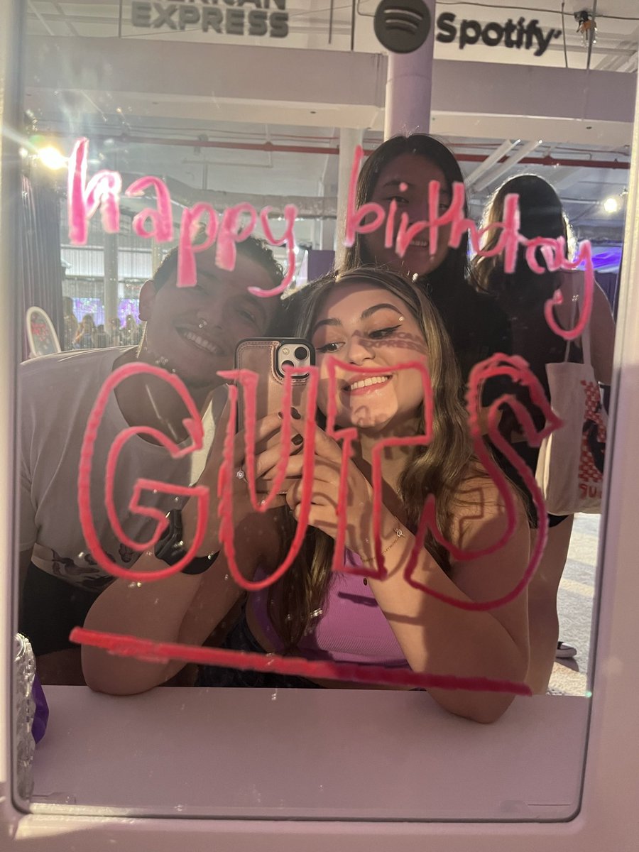 gmcapozzi's tweet photo. 1. concert 2. me being a cat mom 3. guts ! 4. 💍 https://t.co/Tdorz2Vobi