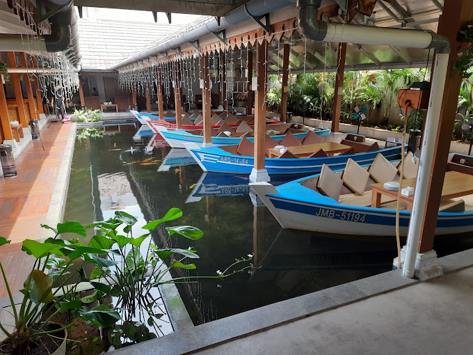 kotabekasikeren's tweet photo. 5 Rekomendasi Tempat Makan Keluarga Di Bekasi 👨‍👩‍👧‍👦

Mulai dari resto Sunda lesehan hingga sensasi makan di atas perahu 🤩 https://t.co/PihQinoySQ