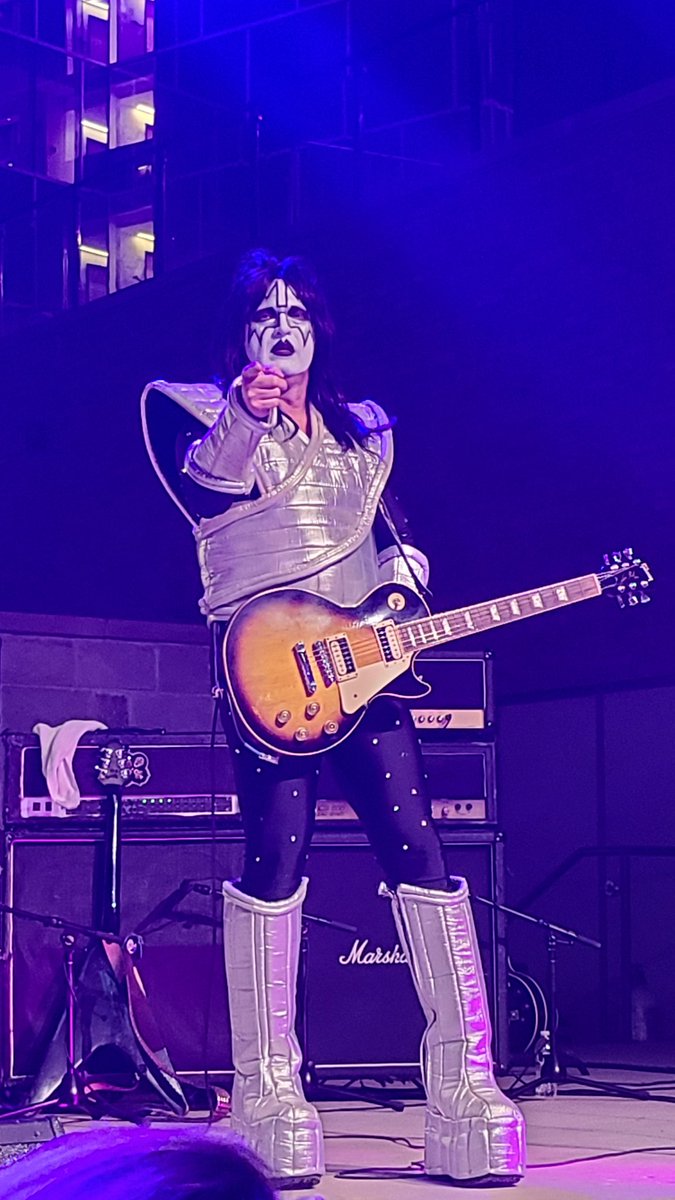 AJ_NES's tweet photo. Once in a blue moon, you have to take one for the team and work a late shift at #shift4 but once in awhile #kiss decides to show up and you can't believe you do this for a living!!!! 

#skytab #musician #music #POS #lovewhatyoudo #Living #Rangers #Dallas #Arlington #rocknroll #tx https://t.co/uZ7R7yl7Qe