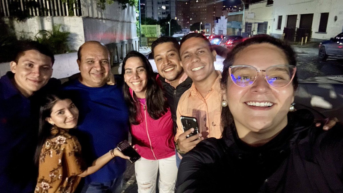 freddysuperlano's tweet photo. Hermano, @rolandcarreno ando en #Barinas preparándome para el 22, pero acá está parte de tu familia de @VoluntadPopular en físico que te extrañaba y exigía tu libertad. 

¡Nos vemos pronto, muy pronto! https://t.co/Vwm5p2uZEf