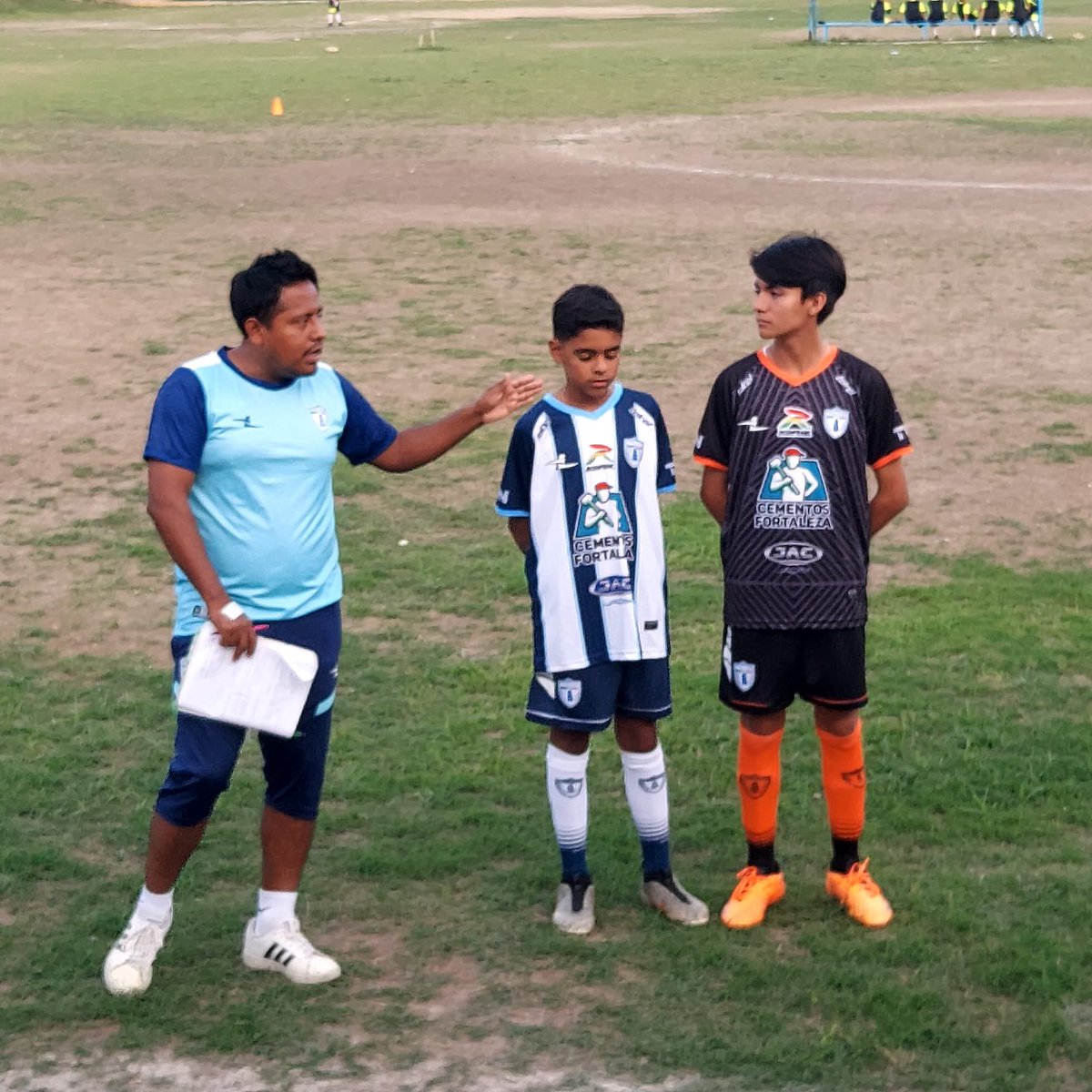 Se llevó acabo la presentación de uniformes de este nuevo ciclo 23/24 para nuestra filial en Tantoyuca ⚽️🙏 

Agradecemos el total apoyo de los padres de familia de nuestra escuela! Por siempre Estar presentes! Todo Listo para el 24 de Noviembre nuestra presentación oficial