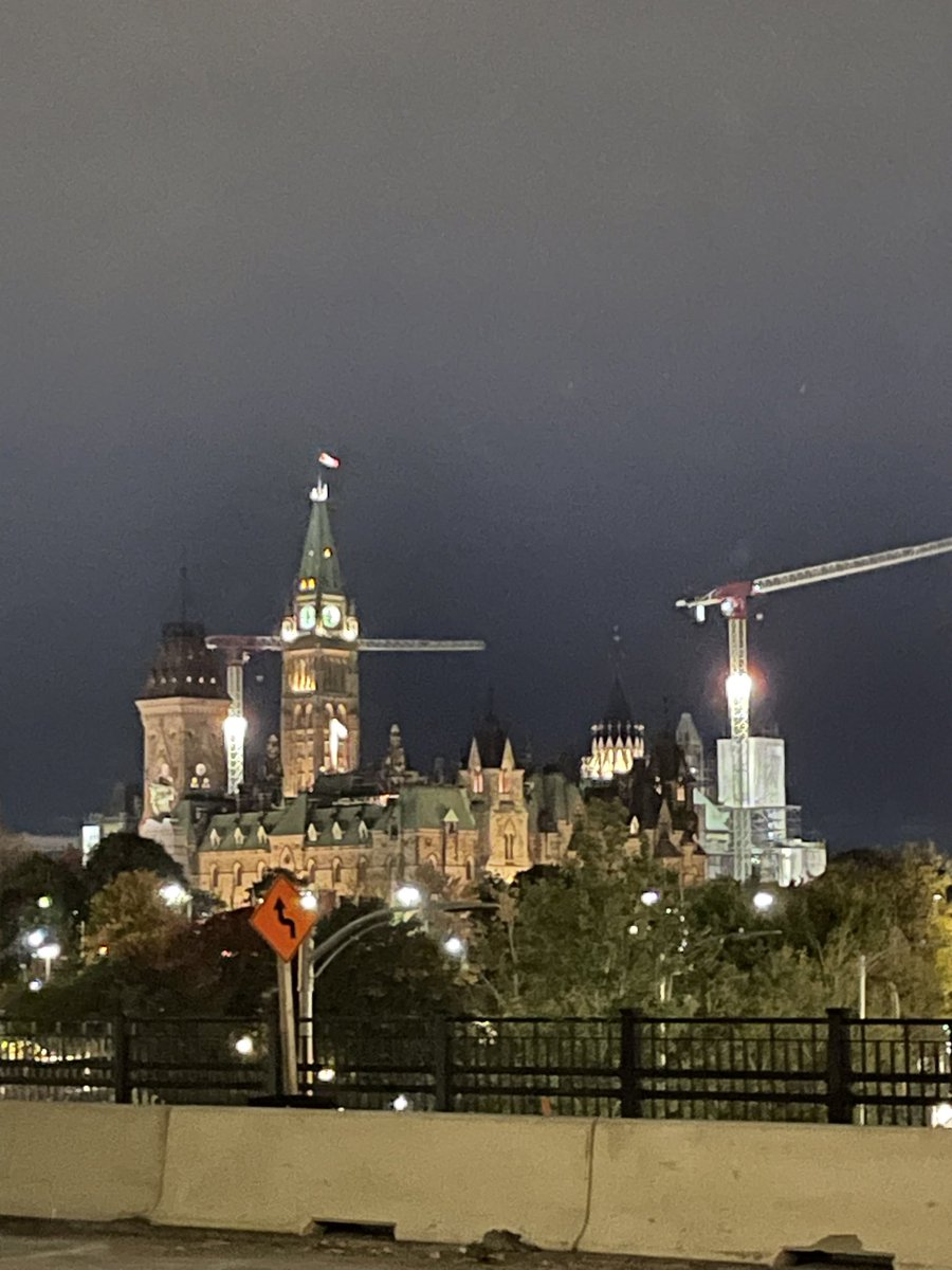 jo_szpak's tweet photo. #Ottawa at night! https://t.co/tM6YVjMtfB