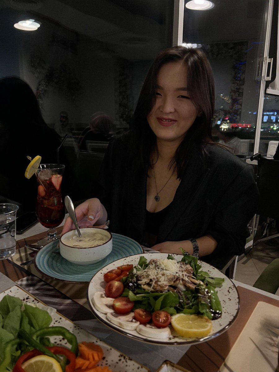 Min_SoYe's tweet photo. The only thing better than eating good food is sharing it with good people. 😜 https://t.co/iixVmRxZQU