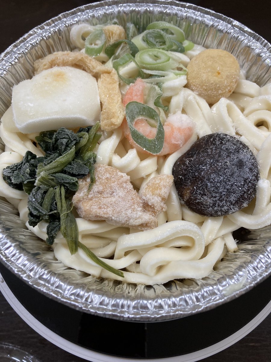 pom2purin's tweet photo. 今日は体調もイマイチで冷凍鍋焼きうどん(IH調理可能)を食べるか！と思ったけど
手に力が入らず運ぶのが危険⚠️

コンパクトIH卓上調理鍋HAC-IH01CWH はIHクッキングヒーターとしても使えるという事で食卓にて加熱してみた。

運ぶ手間もかからず食べられました
すげー

#elecom_pr @elecom_cook #pr https://t.co/Az4berk2JP