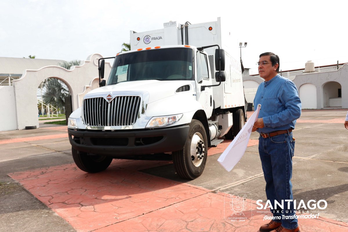 Notinay's tweet photo. Con el firme compromiso de tener un Santiago limpio, el H. XLII Ayuntamiento de Santiago Ixcuintla, que preside el Prof. Eduardo Lugo, entregó hoy a la ciudadanía dos Camiones Compactadores de Basura, con una capacidad de 9 toneladas, resolverá el problema de recolección. https://t.co/UCn0Qqurbl