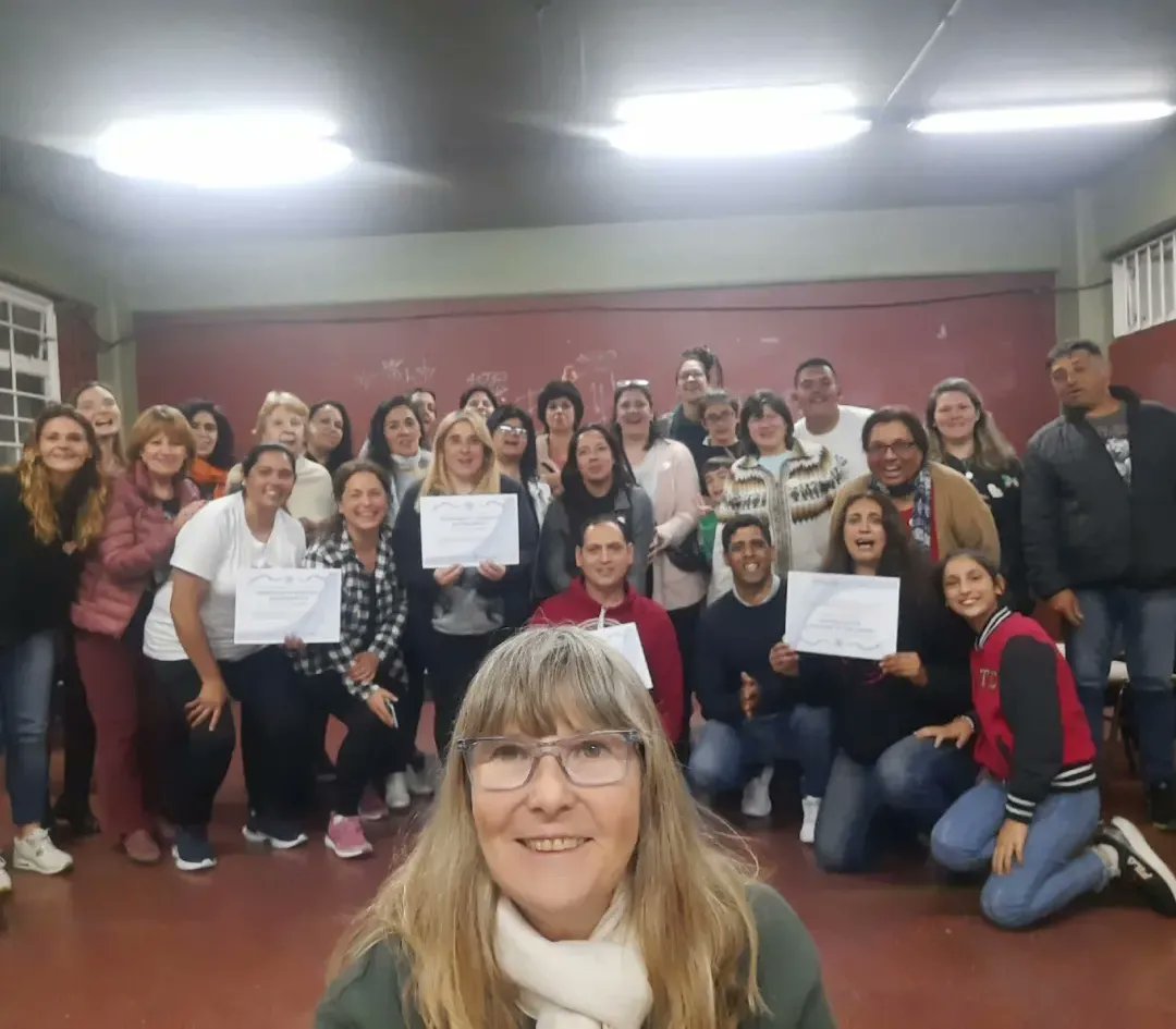 ConsEscolarSI's tweet photo. En la semana de la cooperación escolar, festejamos junto a cooperadoras del distrito su día.
#camaraderia, #proyectos, #ideas, ayuda y mucho más 
Gracias a la cooperadora de la EESN11 y su asesor por recibirnos tan calidanente en su escuela. https://t.co/n1A4saoSqw