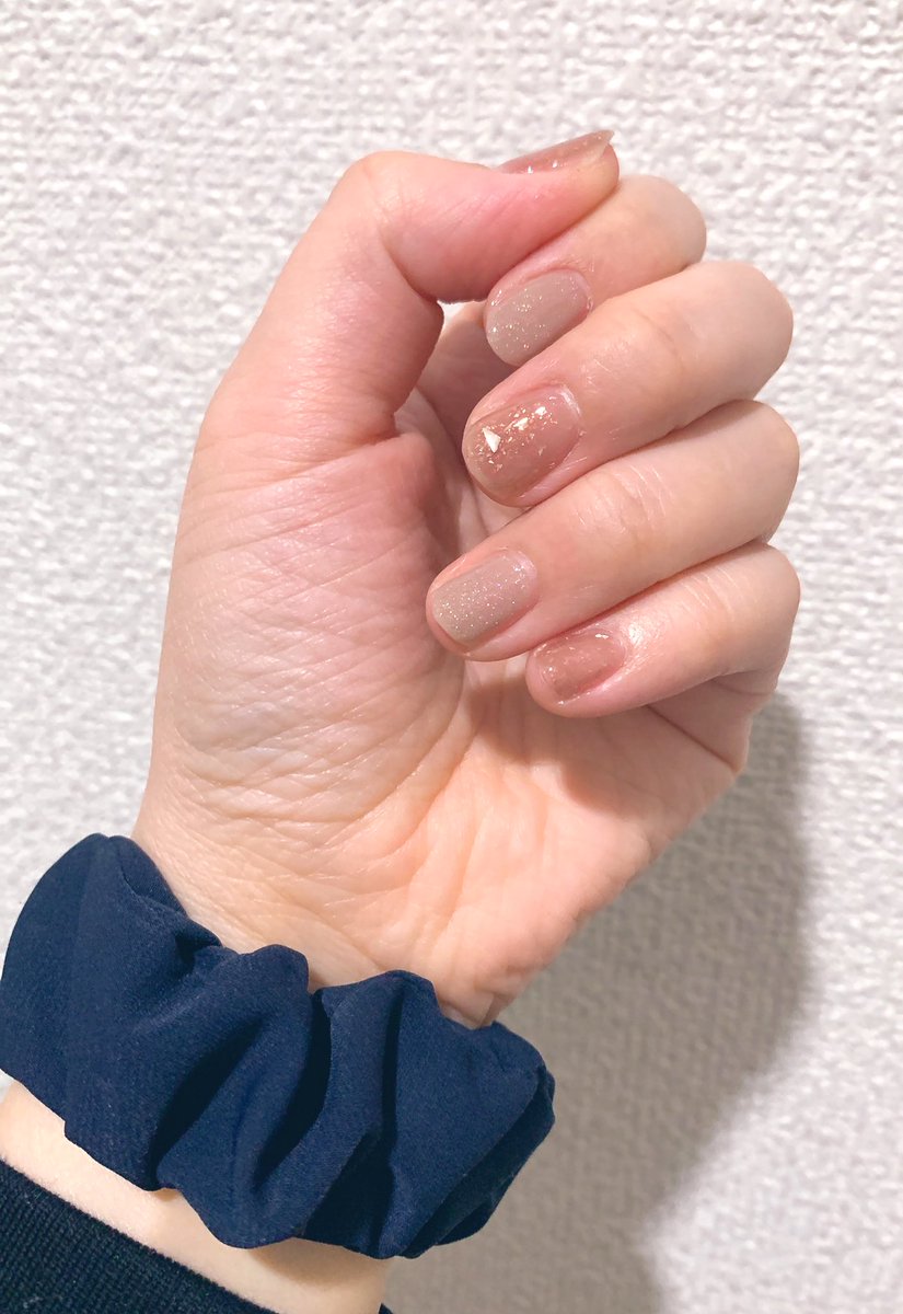 a857716's tweet photo. 0歳児を抱えているとサロンに行く暇は毛頭ないので最近はセルフジェルネイルに勤しんでいます。お金もないのでセリアです。でも100均と思えぬかわいさ！！人差し指と薬指はモカベージュ二度塗り、他はシアーチャイベージュ三度塗り✧子が寝てる隙に15分で☺️
 #セルフネイル  #セリア https://t.co/aGeUAMLxhk