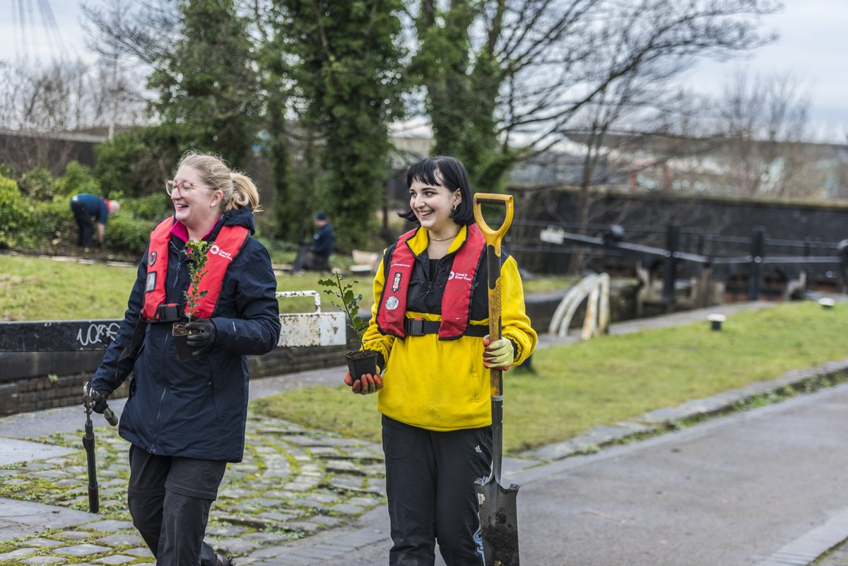 We are looking for #volunteers to support our team in enhancing the #RochdaleCanal in #MilesPlatting &amp; the Greater Manchester area.  Meet with us on Friday, 3 November, to find out more: ow.ly/13TT50PYsIX #VolunteerByWater