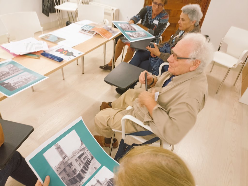 Impacto_centro's tweet photo. Seguimos recogiendo la historia en Barrios de tiempo, tiempos de barrio con el centro de mayores Antón Martín. Navegamos en la historia de los cines de barrio. Hoy aprendemos Escucha activa 👂
#Impactoenelbarrio2023 https://t.co/qFKjSJBO5e