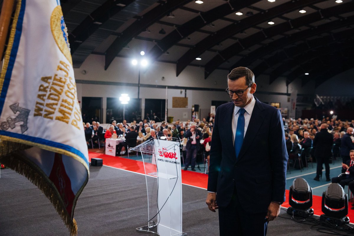 Premier <a href="/MorawieckiM/">Mateusz Morawiecki</a> w #Spała: #Solidarność ma wielką przeszłość oraz przyszłość. Jest symbolem ciągłości ideałów z sierpnia 1980 r., ale także stara się rozpoznawać znaki czasu i wytyczać kierunek na przyszłość. Bitwa o Polskę trwa i będzie trwała wiele lat - to wielkie zadanie.