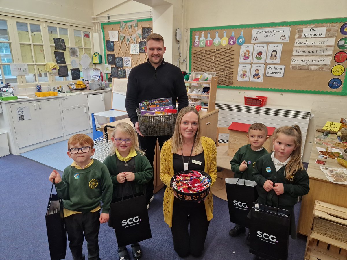SpencerClarkeUK's tweet image. Yesterday we visited Year 1 at Greenlands Primary School to deliver their Halloween competition prizes! 🎃

Congratulations everyone! We hope you enjoy the goodies! 😃

#halloween #competition #winners #congratulations #competitionwinners