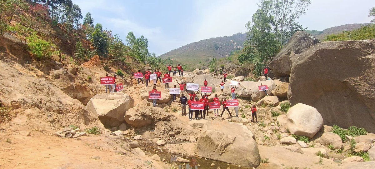 cisonecc_malawi's tweet image. In commemoration of the 2023 International Day for Disaster Risk Reduction, over 150 young people marched in the streets of Blantyre; ringing bells for climate emergency & demanding for ambitious #ClimateAction.
#coderedforhumanity
#COP28
@JCED_Malawi
@actionaidmalawi
@trocaire