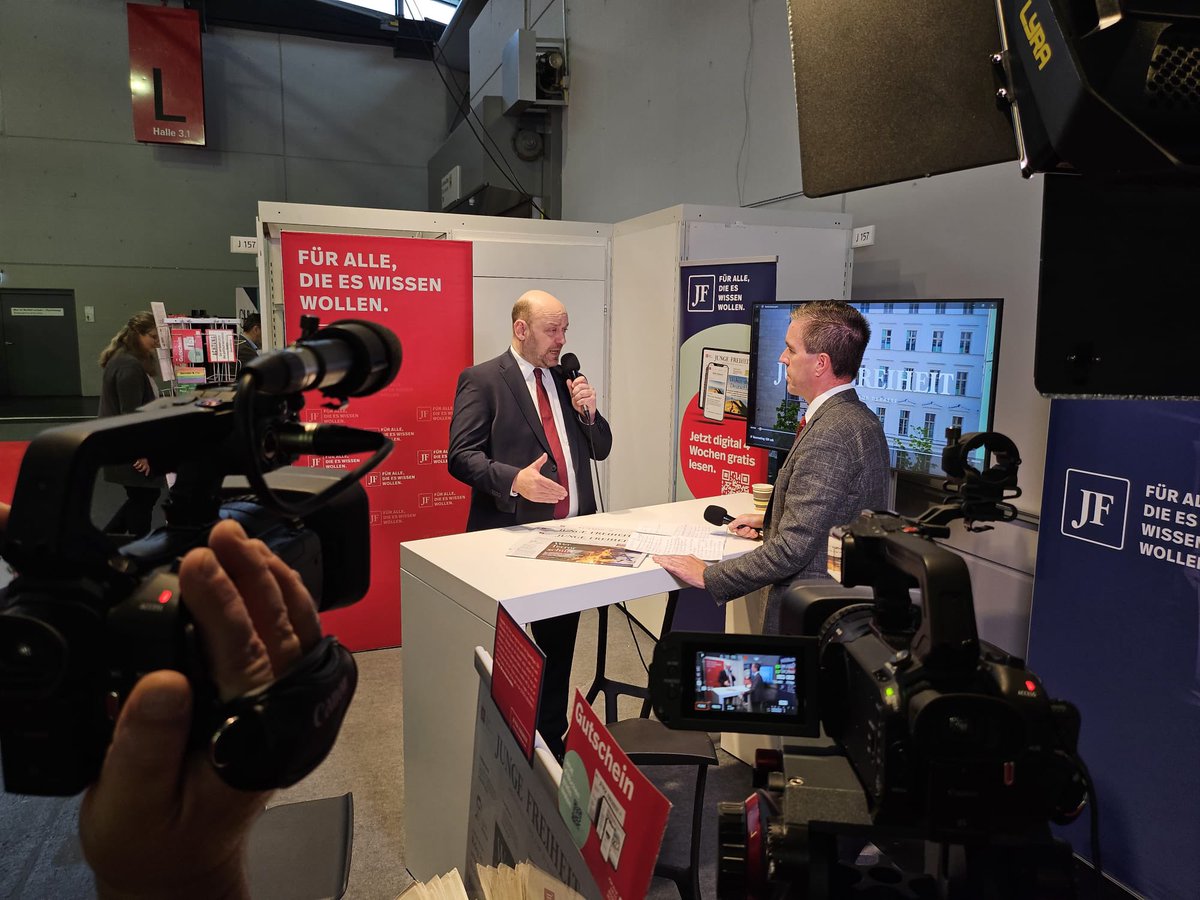 Hessens AfD-Chef @Robert_Lambrou im Messe-Gespräch mit JF-Chefredakteur @Dieter_Stein über die Wahlen in Hessen, Diffamierungen und die Zukunft der CDU. Bald auf JF-TV. #FrankfurtBookFair