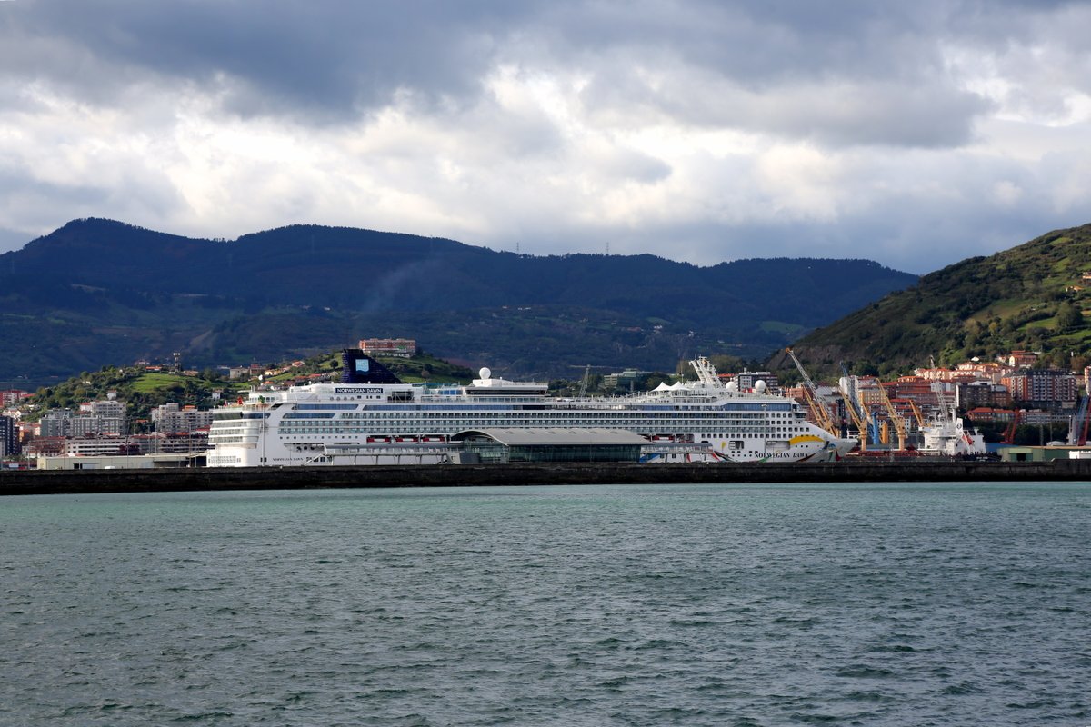 BilbaoPort's tweet photo. 👋🛳300 m-ko luzera duen #NorwegianDawn gurutzaontziari metopa bat eman diogu bere lehen eskalagatik. Gure lurraz gozatu ondoren, bidaiariak berriro ontziratuko dira #Portugal-en amaituko den bidaiari jarraipena emateko🌍
@CruiseNorwegian #Incargo https://t.co/jB30p7x0ku