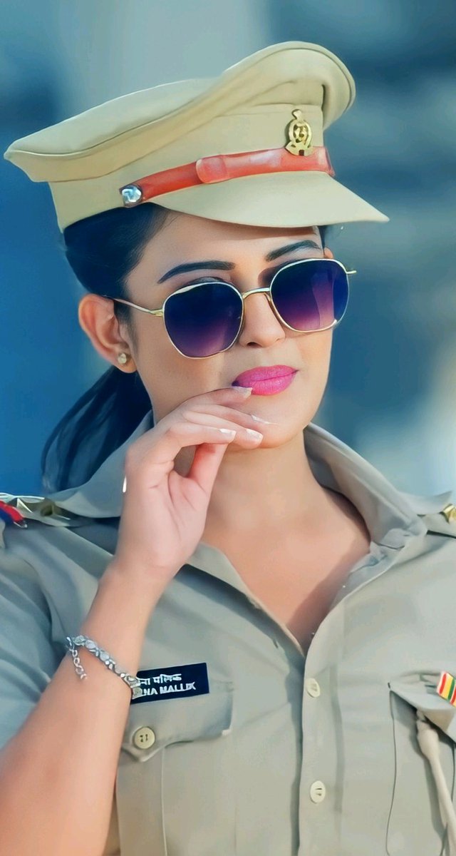 nimasha4sg's tweet image. SHO Haseena Mallik is gonna be tee strength of the strongest girl Yuvika.Can't wait to c hw our SHO sahiba does her job n put the culprit behind the bar with the great support of Yuvi. I literally love this professional yet sweet bond of #YuvEena .#MaddamSir #Vanshaj #GulkiJoshi